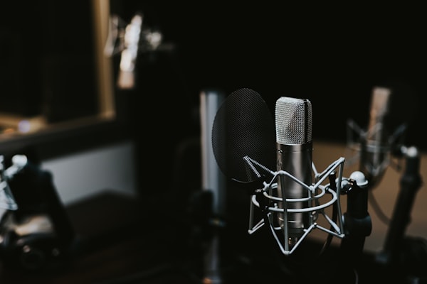 Nahaufnahme eines professionellen Studio-Mikrofons während einer Video-Session