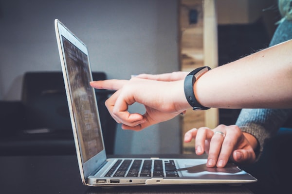 Laptop auf einem Holztisch, der eine laufende Online-Lernplattform zeigt